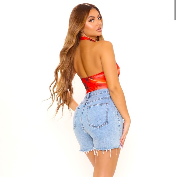 NWT. Halter Bodysuit. Fashion Nova. Size Small. - Picture 4 of 9